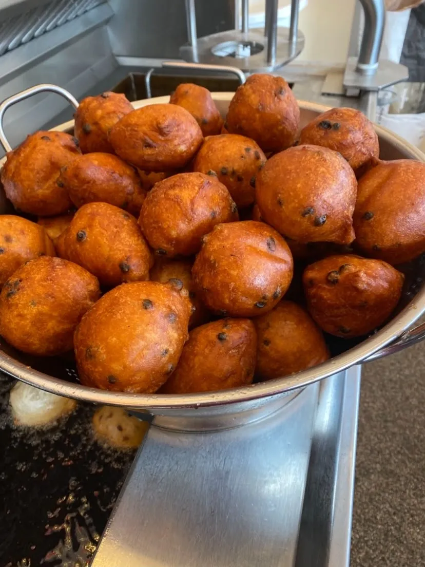 Een schaal net gebakken oliebollen